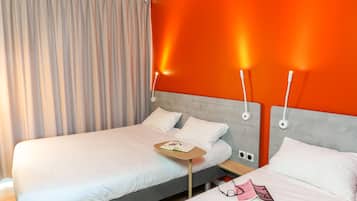 Desk, soundproofing, free WiFi, bed sheets