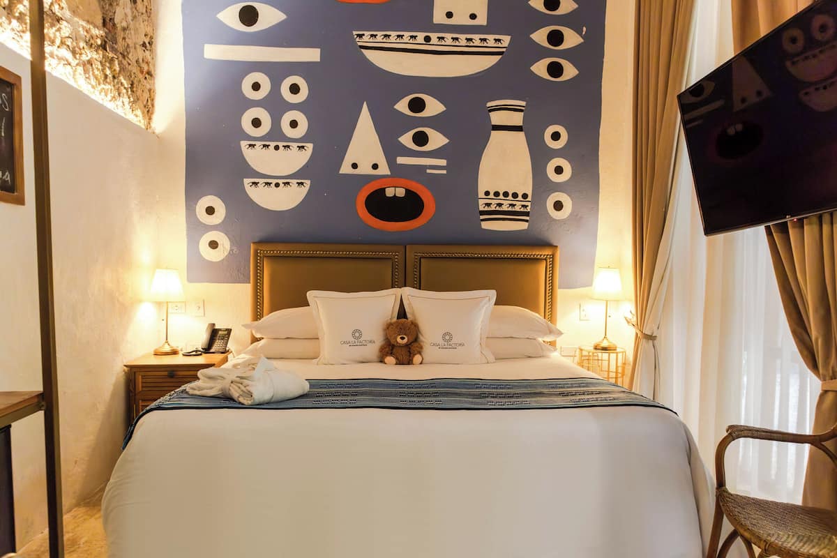Room, 1 King Bed, Non Smoking | Premium bedding, minibar, in-room safe, blackout drapes
