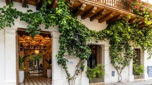 A building with a balcony, a sign reading 'SAFARI LA FACTO,' and a tiled entrance. - Hotel Casa La Factoria by Faranda Boutique, a member of Radisson Individuals (Cartagena)