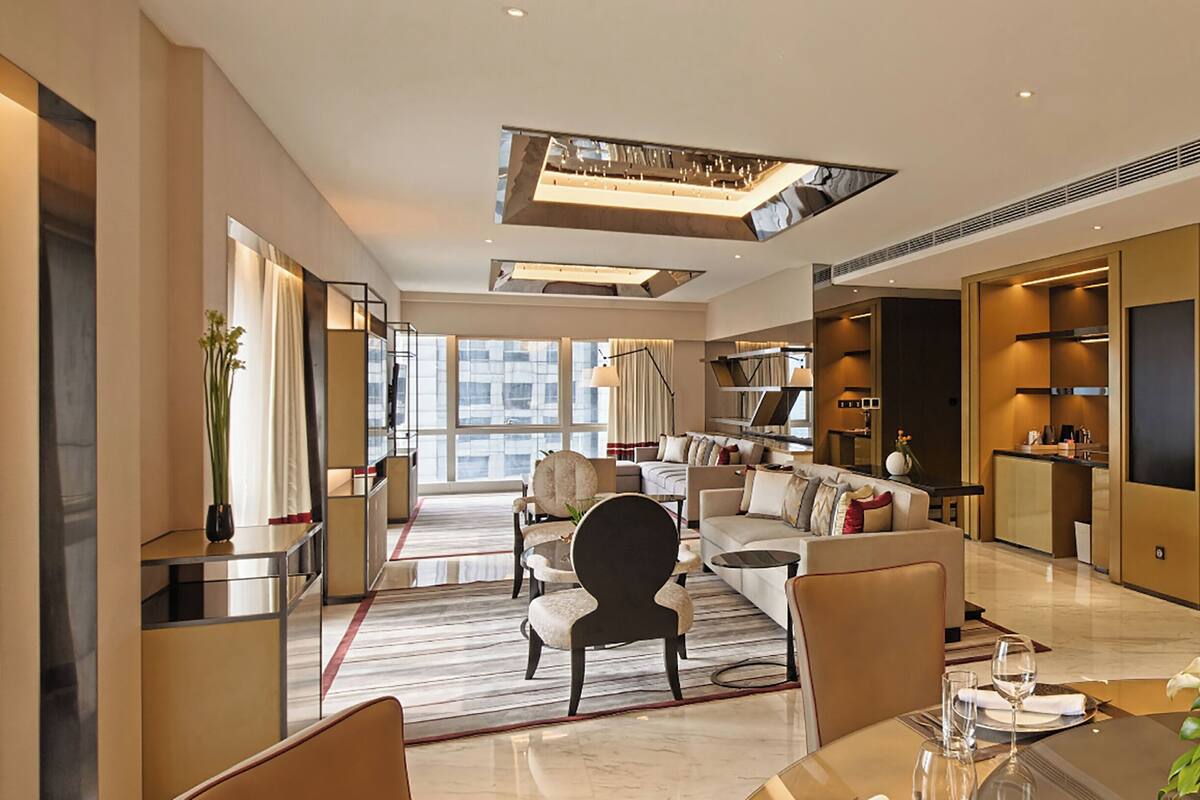 Un vestíbul d'hotel espaiós amb zona de seients, taula de dinar i zona de cuina.