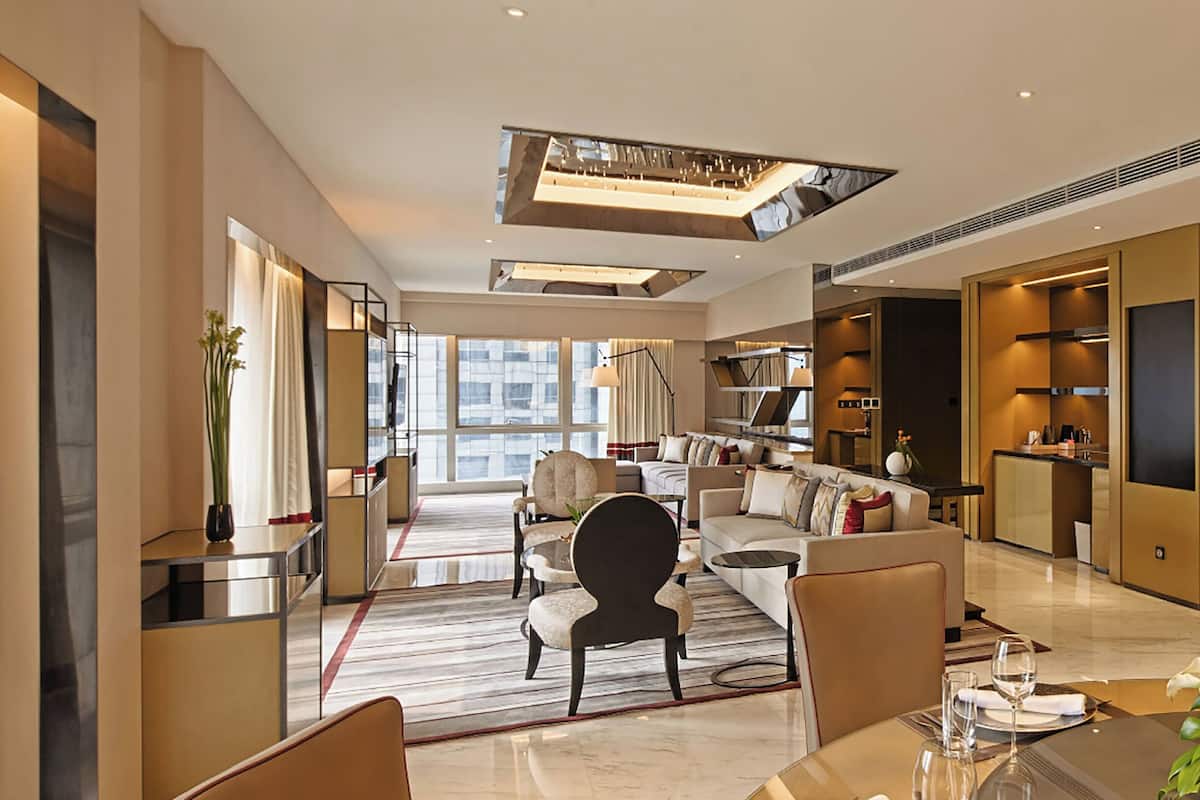 Habitación Deluxe, 4 habitaciones | Área de sala de estar | Televisión LCD de 46 pulgadas con canales por cable y televisión