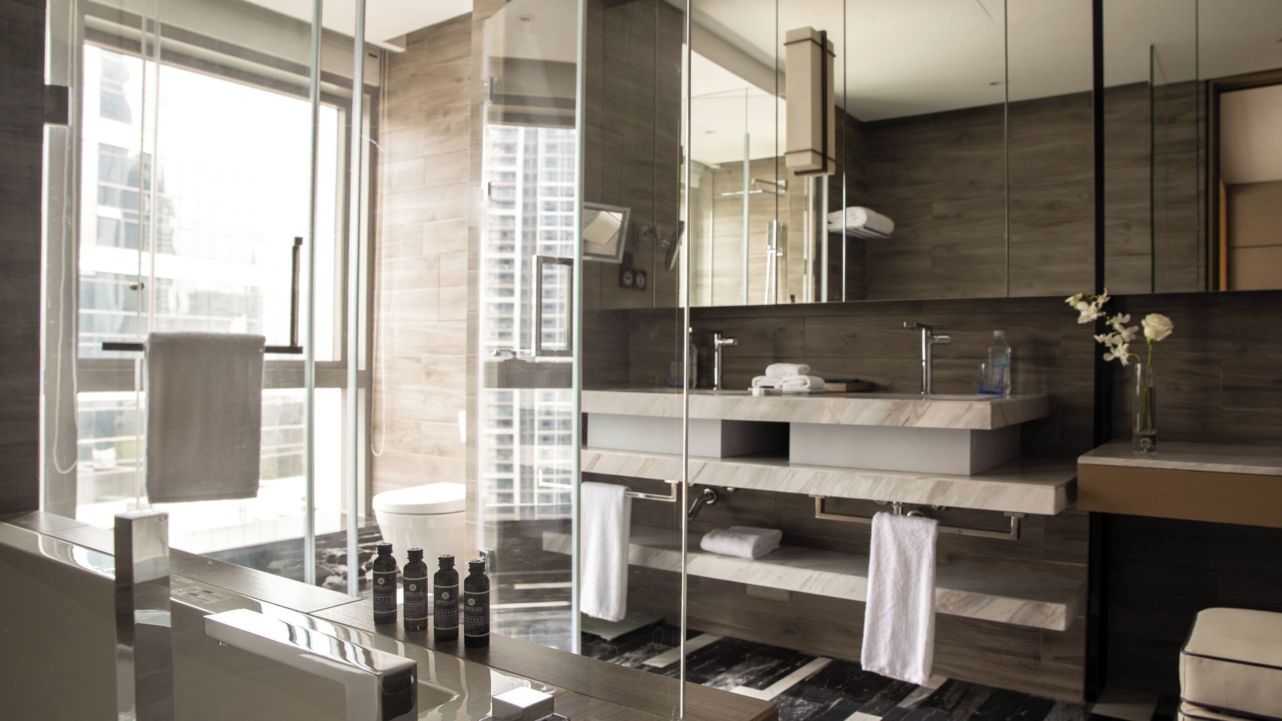 Deluxe kamer, 3 slaapkamers (Residence Contemporary) | Badkamer | Een aparte badkuip en douche, een bubbelbad, een regendouche