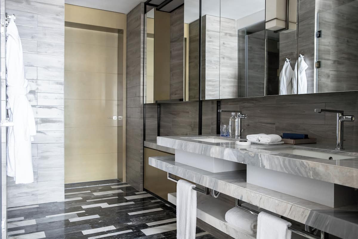 Rum - 3 sovrum (Residence Contemporary) | Badrum | Badkar och dusch, bubbelbadkar, regndusch och lyxtoalettartiklar