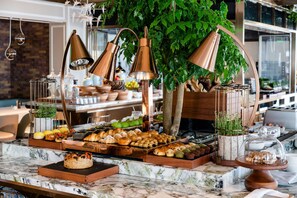 Se ofrece un desayuno bufé todos los días (por un coste adicional)