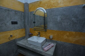 Shower, designer toiletries, hair dryer, slippers - Saku Residence (Unawatuna)