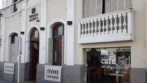 A building with a cafe named 'cafe del refugio del inca' and a sign for 'Refugio del Inca'. - Hotel Refugio del Inca (Salta)