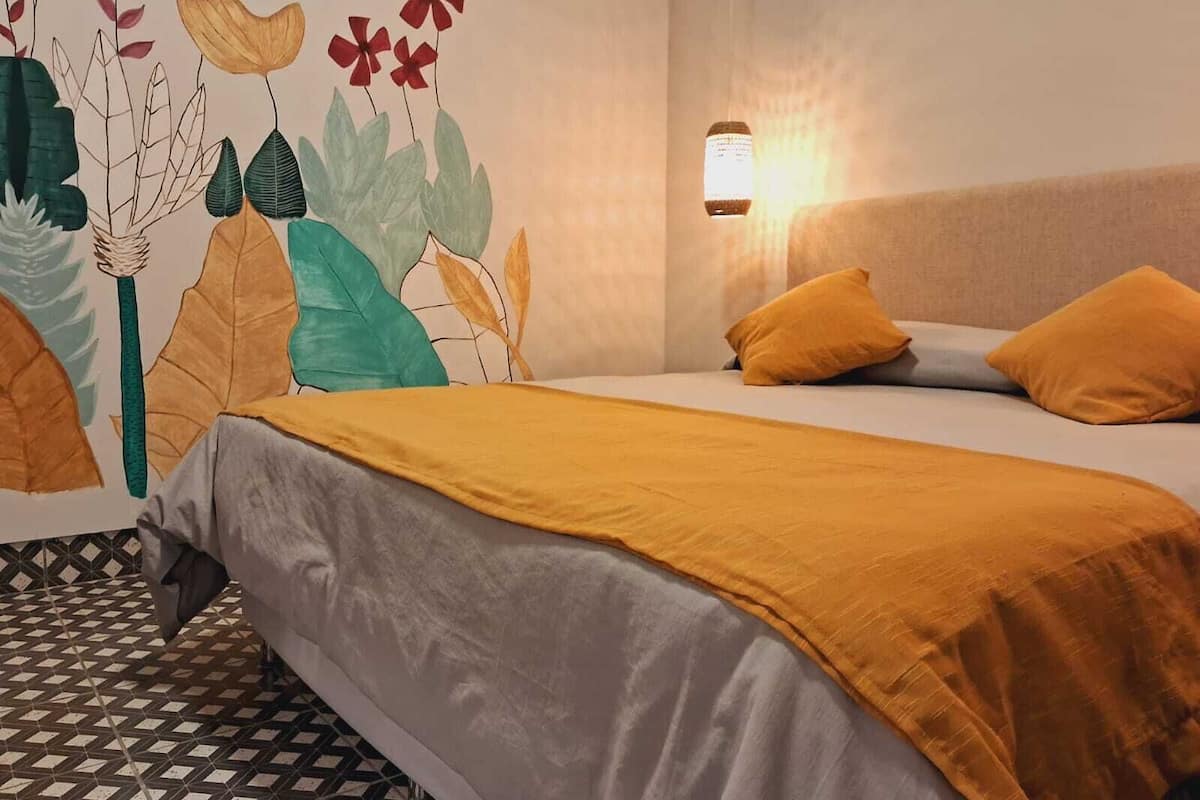 Caja de seguridad en la habitación, wifi gratis y ropa de cama