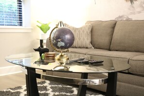 Leilighet – premier, 1 kingsize-seng | Oppholdsrom | En 55-tommers LED-TV med kabel-kanaler samt TV og DVD-spiller