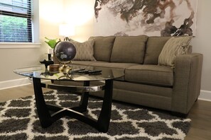 Departamento Premier, 1 cama King size | Sala de estar | Televisión LED de 55 pulgadas con canales por cable y televisión 