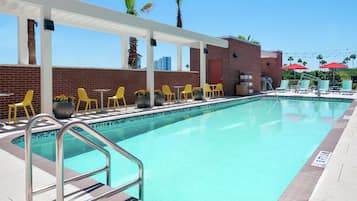Piscina all'aperto, con ingresso dalle 08:00 alle 22:00, lettini