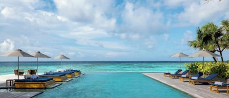 2 piscinas al aire libre, sillones reclinables de piscina