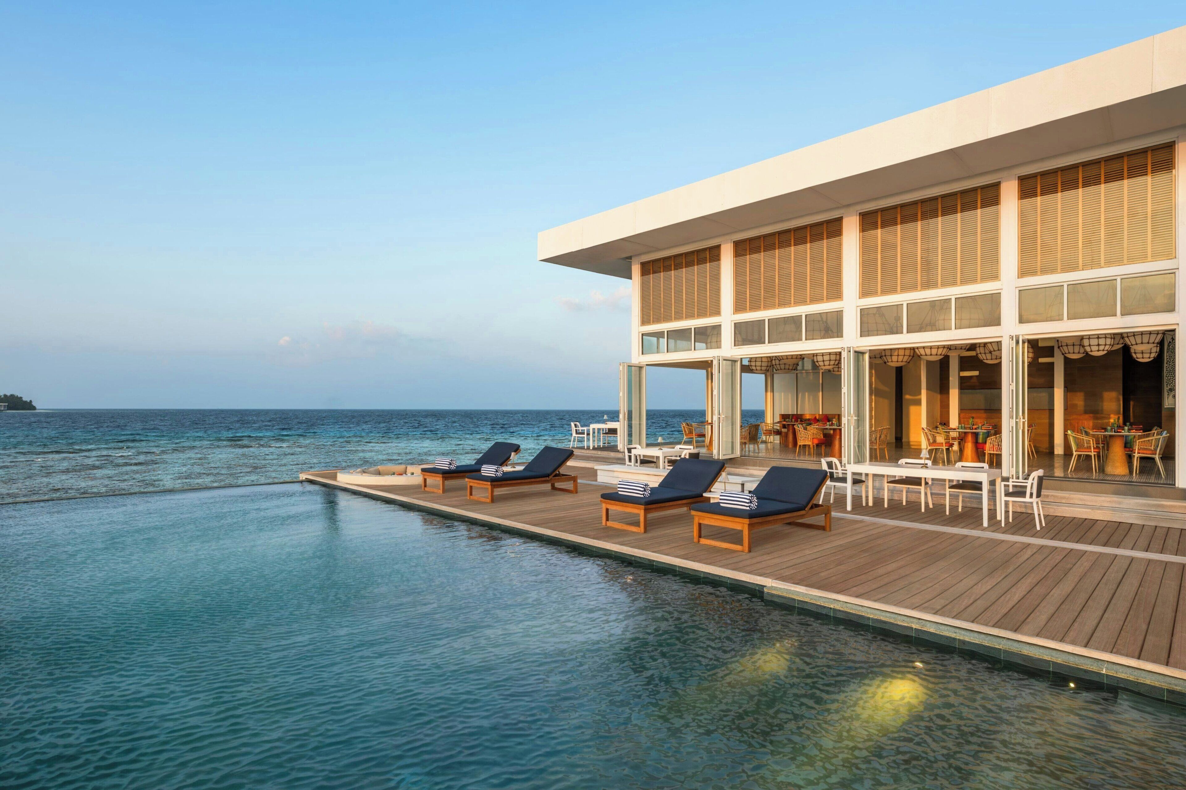 2 outdoor pools, free cabanas, pool umbrellas