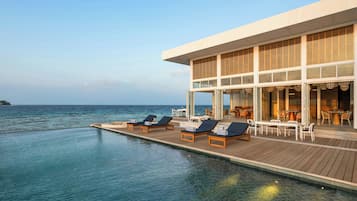 2 outdoor pools, free cabanas, pool umbrellas