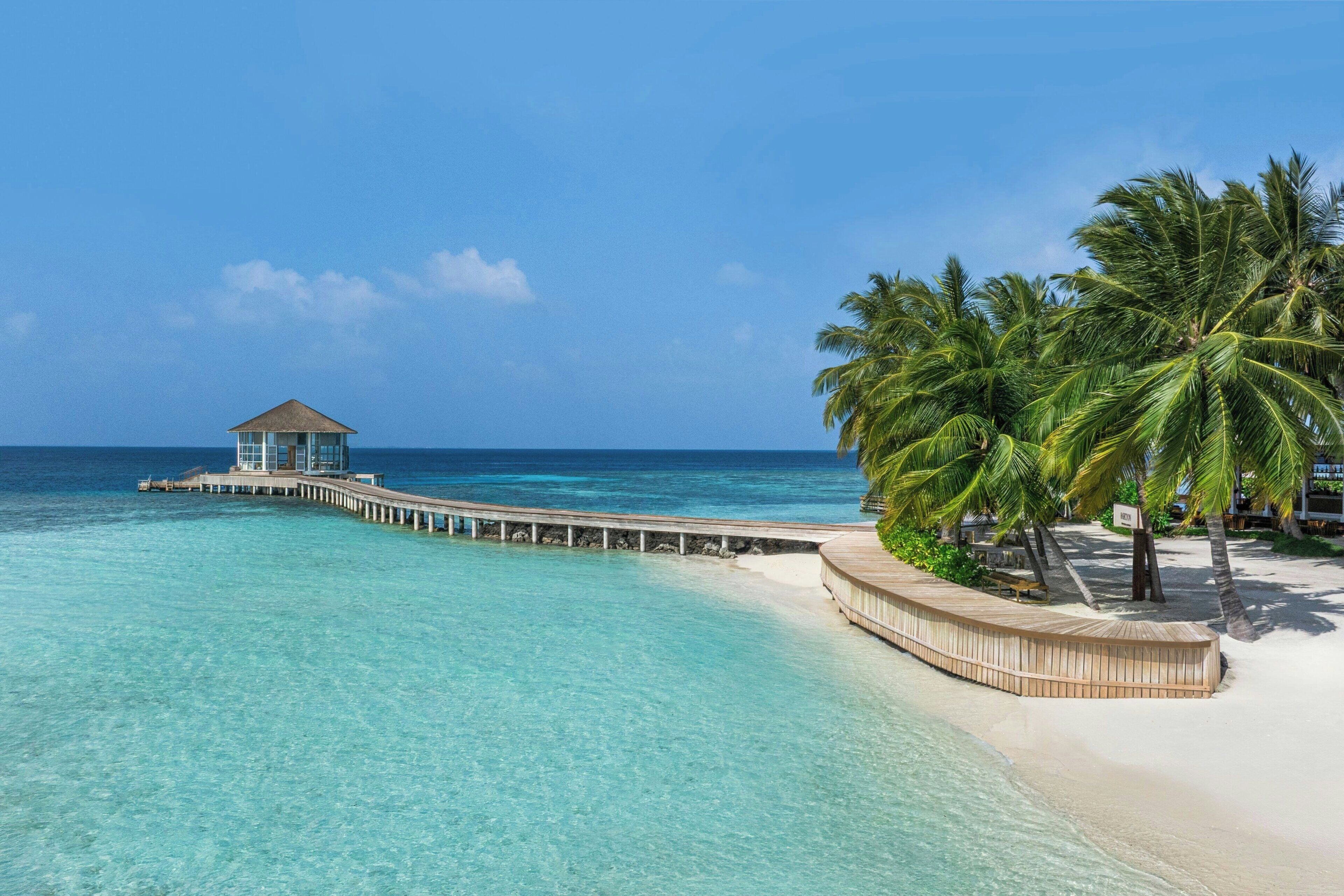 Privat strand, vit sandstrand, solstolar och parasoller