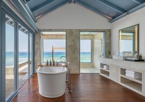 独立的浴缸和淋浴、深泡浴缸、大花洒淋浴喷头、环保洗浴用品