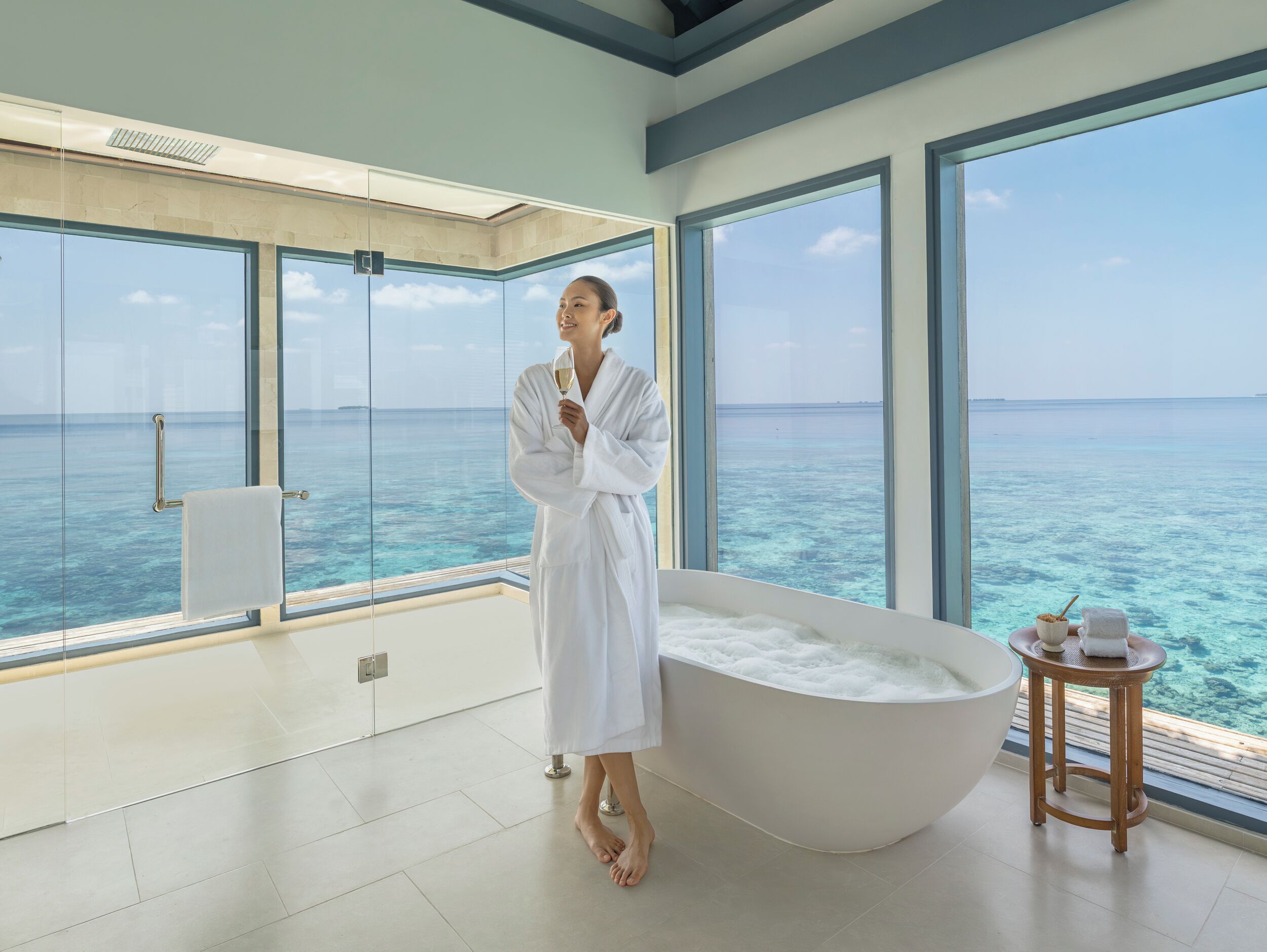 Separate bathtub and shower, deep-soaking bathtub, rainfall showerhead