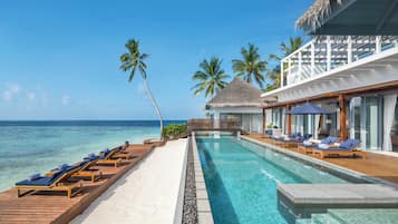 2 utendørsbassenger, bassengtelt (inkludert) og bassengparasoller