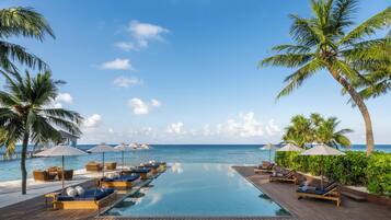 2 piscinas externas, barracas de cortesia, guarda-sóis