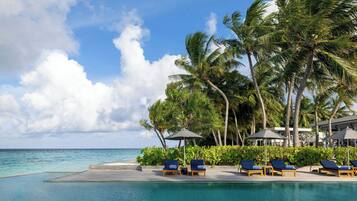 2 piscinas al aire libre, sillones reclinables de piscina