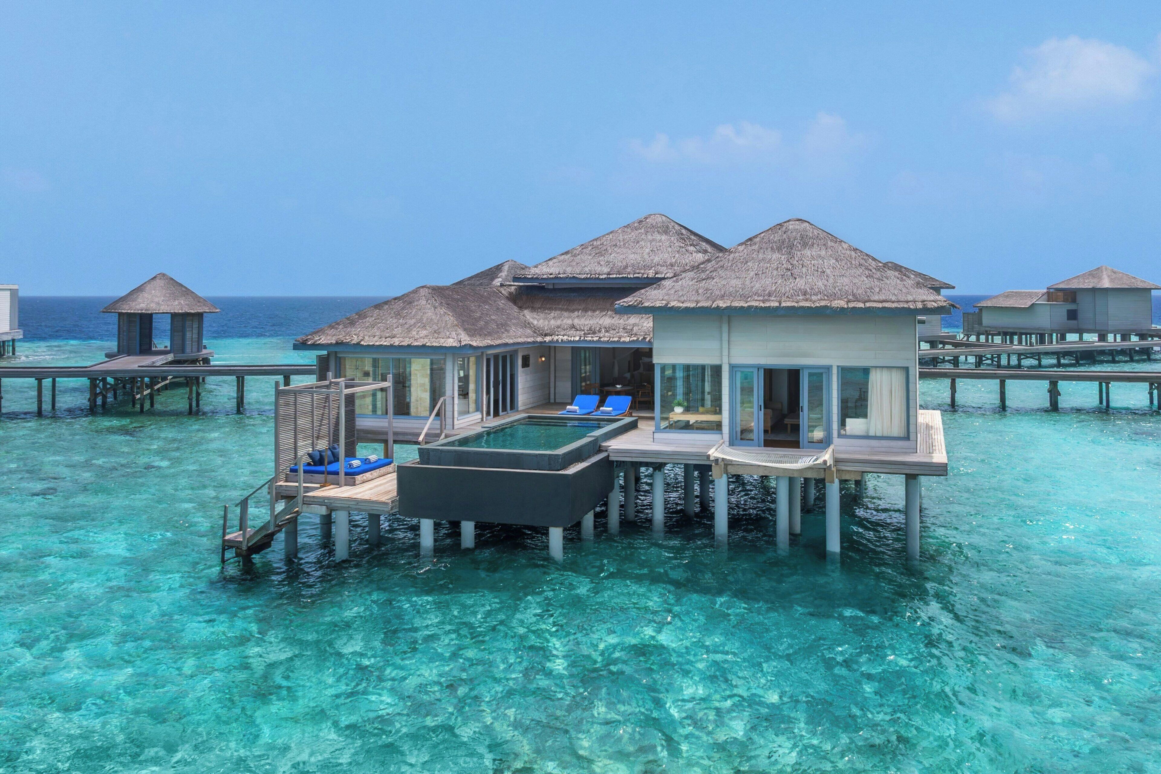 2 outdoor pools, free pool cabanas, pool umbrellas