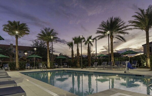 Alberca al aire libre, sombrillas en la alberca y camastros 