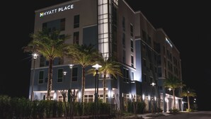 Un hotel moderno a più piani, con un evidente cartello 'Hyatt Place'.