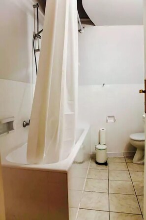 Appartement, 2 slaapkamers | Badkamer | Een bad, een haardroger, handdoeken