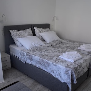 Habitación doble de lujo, 1 cama King size, para no fumadores, vista al patio (4) | Ropa de cama de alta calidad, edredón y camas con efecto memoria 