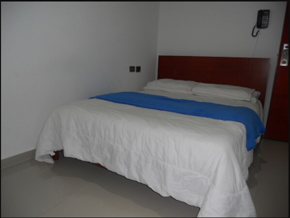 Chambre Confort, 1 très grand lit, non-fumeurs | Wi-Fi gratuit, draps fournis