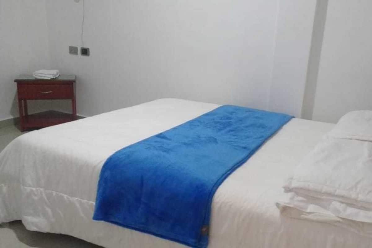 Comfort Room, 1 King Bed, Non Smoking | WiFi (free), bed sheets