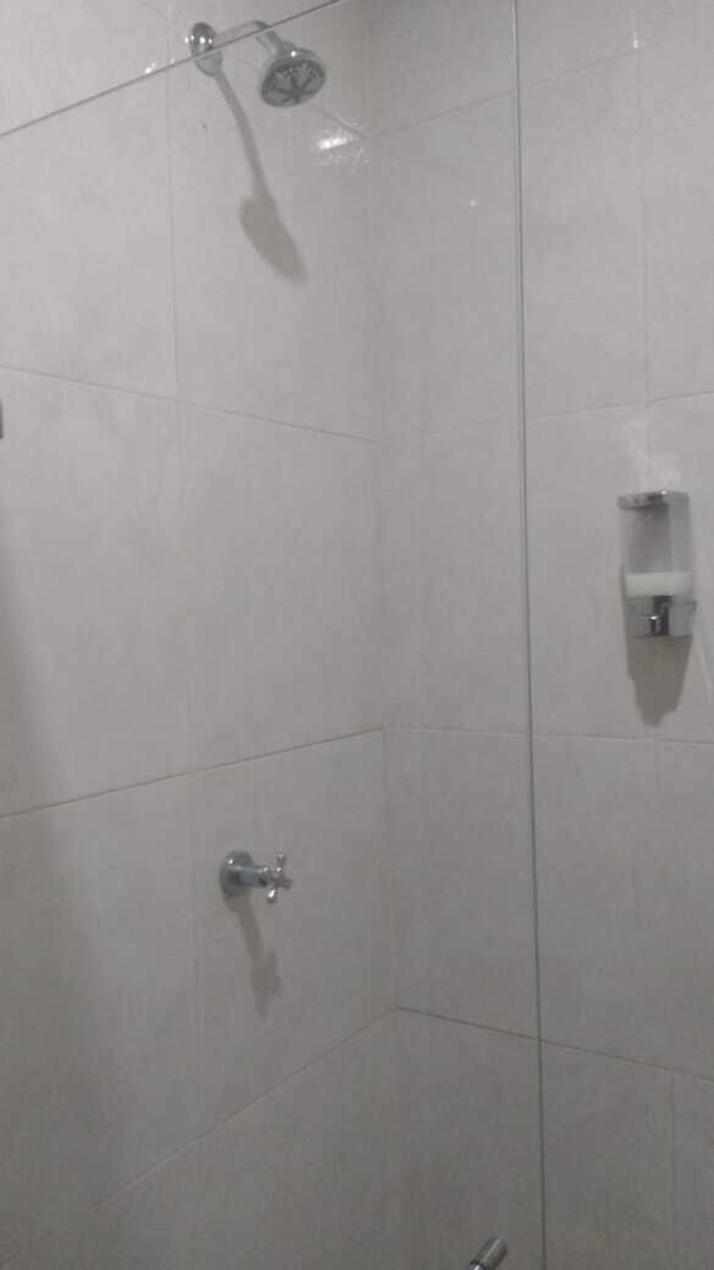 الدش داخل الحمام