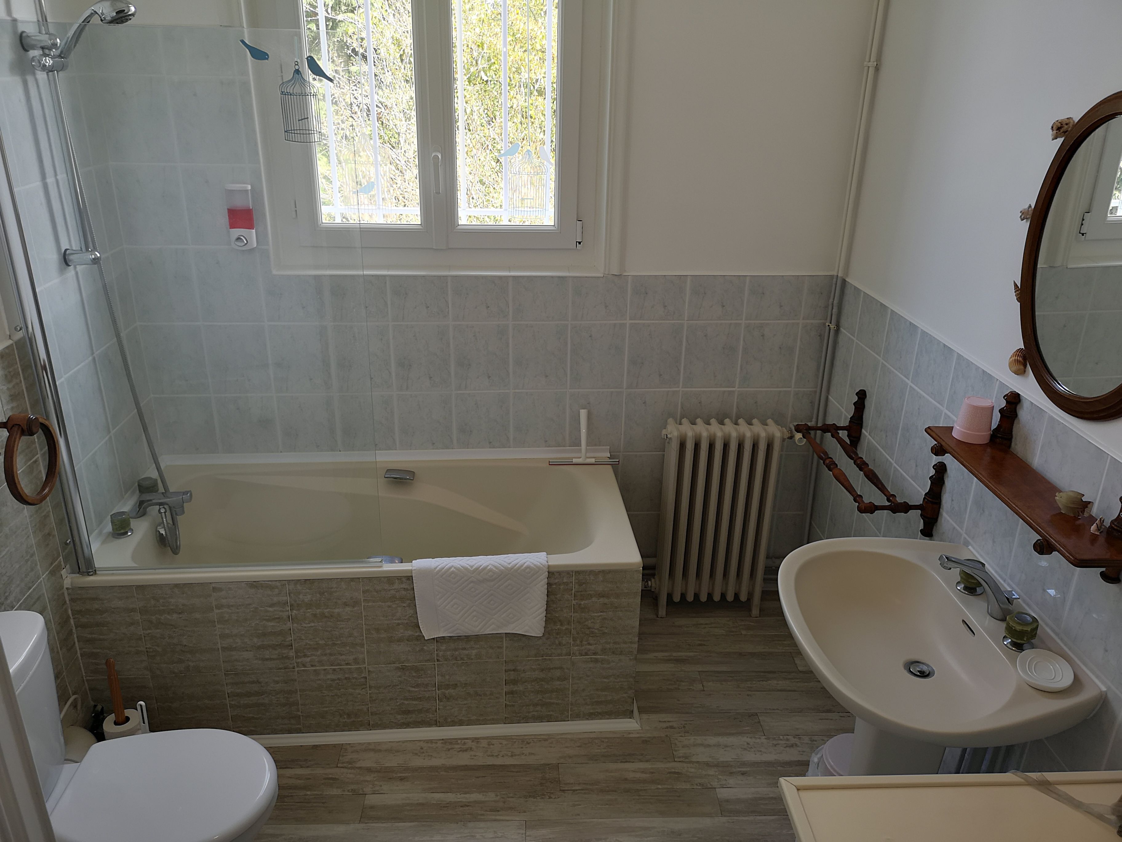 Une salle de bain avec une baignoire, un lavabo et des toilettes.