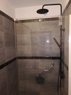 Classic Studio, Non Smoking, Kitchenette | Bathroom shower - Maison d'Hôtes La Nouvelle Criqueboise (Criquebeuf-en-Caux)