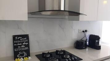 2-Bedroom Apartment | Dapur pribadi | Lemari es besar, oven, kompor, dan mesin pembuat kopi/teh