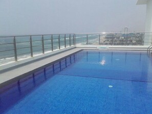Outdoor pool - Mount Lavinia Ocean Residence (Mount Lavinia)
