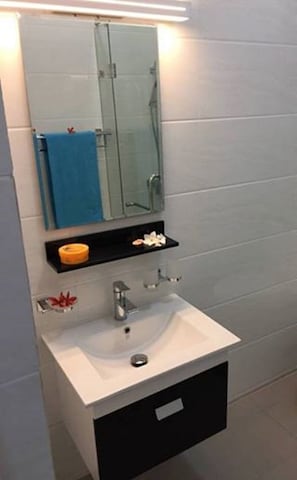 2-Bedroom Apartment  | Lavabo en el baño