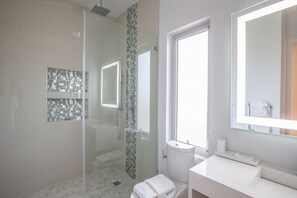 Villa panorámica, baño privado, vistas parciales al mar | Baño | Secador de pelo y toallas