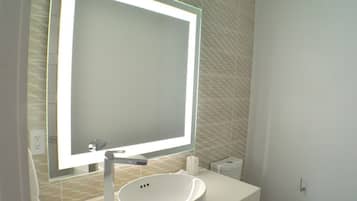 Penthouse Mewah, ensuite, pemandangan laut sebagian | Kamar mandi | Pengering rambut dan handuk