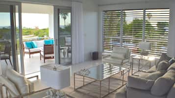Luxury Penthouse, Ensuite, Partial Ocean View | Ruang tamu | TV skrin rata, pemain DVD