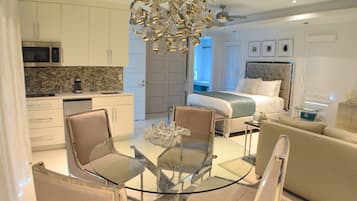 Luxury Penthouse, Ensuite, Partial Ocean View | Makan dalam bilik