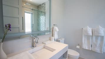 Luxury Penthouse, Ensuite, Partial Ocean View | Bilik Mandi | Tab mandi dan pancuran berasingan, pengering rambut, tuala disediakan