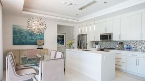 Luxury Condo, Ensuite, Pool View | In-room dining - Bahari & Kutulia (Providenciales)
