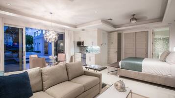 Luxury Condo, Ensuite, Pool View | 3 bedrooms, bed sheets