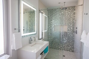Condo Cao cấp, có phòng tắm riêng, quang cảnh hồ bơi | Phòng tắm | Bồn tắm và buồng tắm vòi sen riêng, máy sấy tóc, khăn tắm 