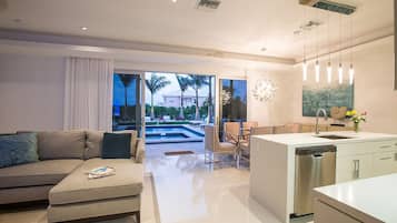 Signature Condo, Ensuite, Pool View | Ruang tamu | TV skrin rata, pemain DVD
