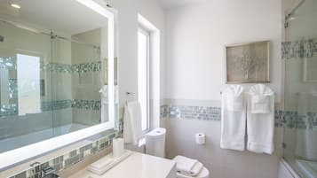 Signature Condo, Ensuite, Pool View | Bilik Mandi | Tab mandi dan pancuran berasingan, pengering rambut, tuala disediakan