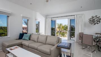 Penthouse Khas, dapur kecil, pemandangan laut sebagian | Ruang keluarga | TV layar datar dan pemutar DVD