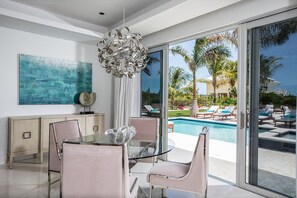 Signature-Studiosuite, Kochnische, Poolblick | Essbereich im Zimmer