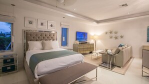 特色开间套房, 简易厨房, 泳池景观 | 1 多间卧室、床单