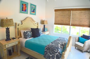 豪華別墅, 3 間臥室, 按摩浴缸, 泳池景觀 | 3 間臥室、熨斗/熨衣板、床單